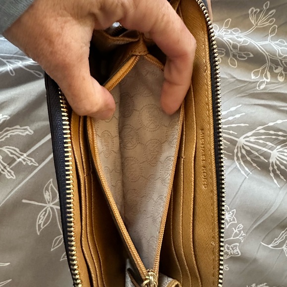 Michael Kors wallet - Picture 5 of 6